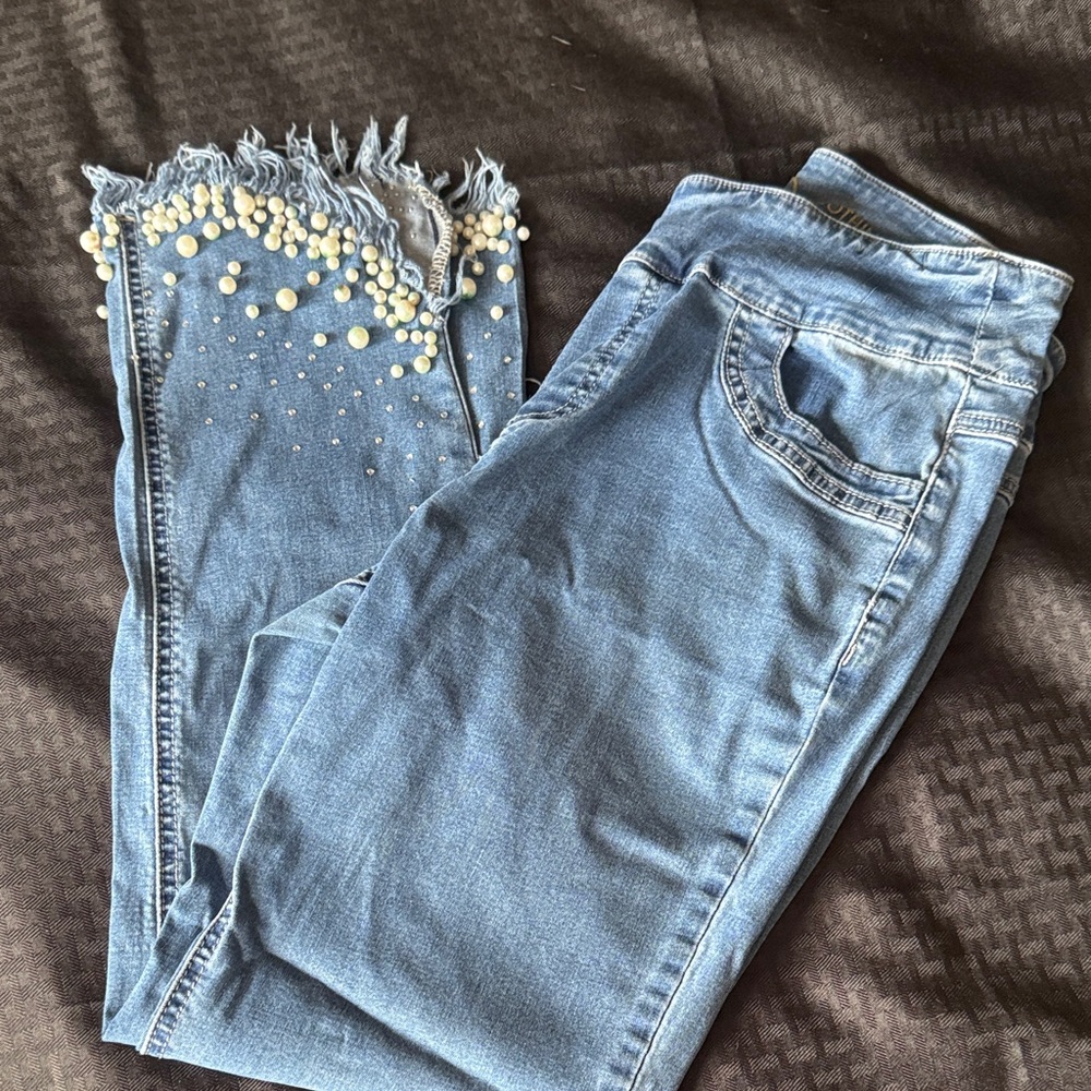 Elegant Blue Pearl-Embellished Cropped Jeans